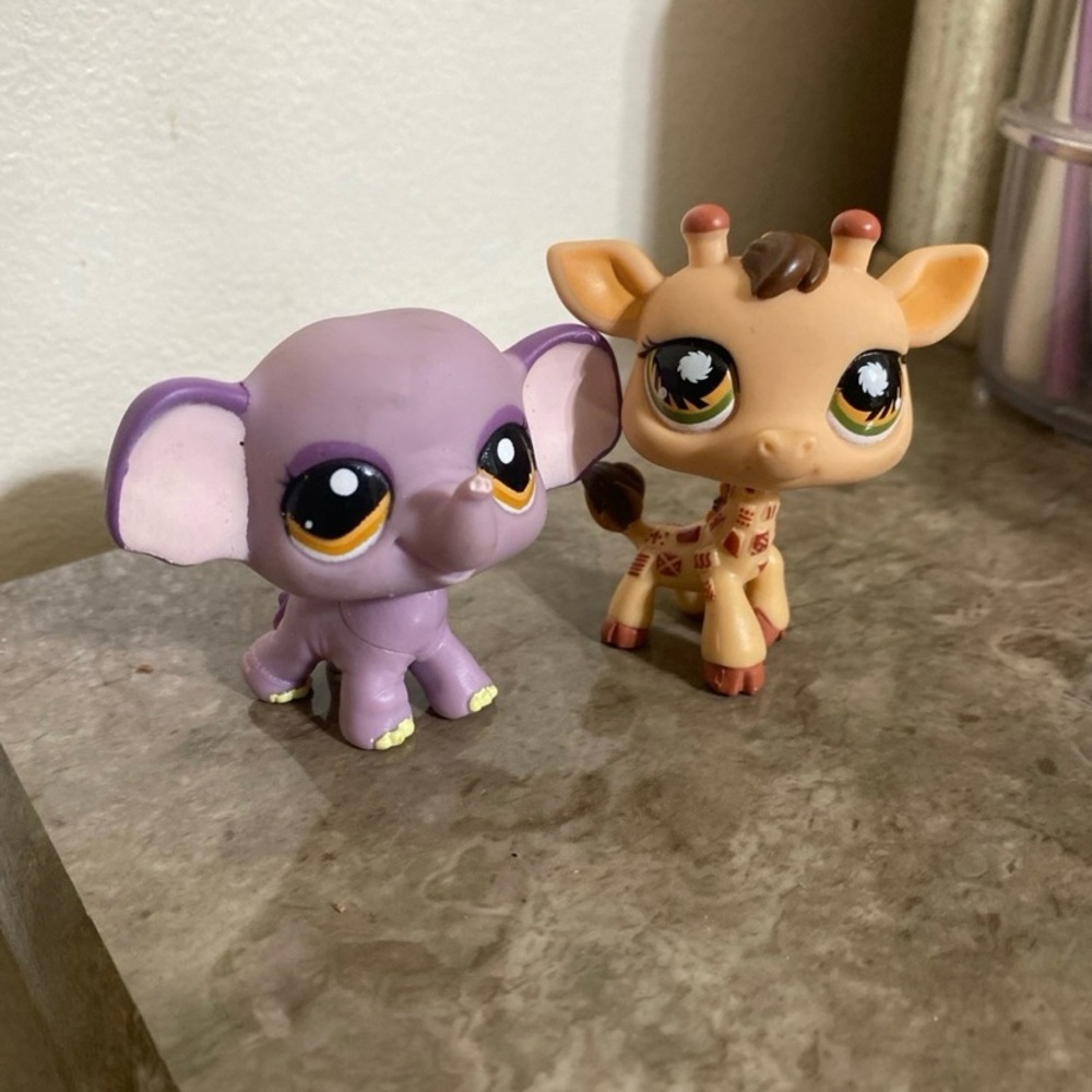 Littlest Pet Shop Safari Purple Elephant and Tan Giraffe Figurines